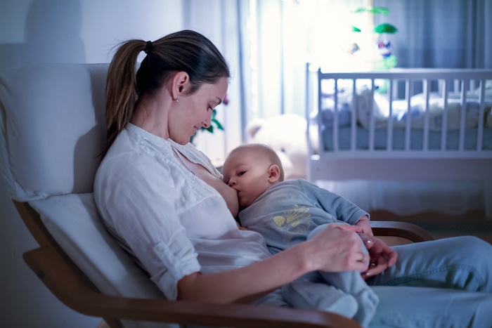 mom keeping night feeds dark to help day night confusion