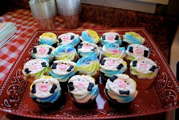 barnyard animal baby shower cupcake