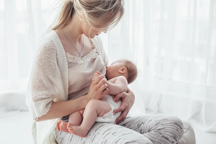 overtired baby breastfeeding
