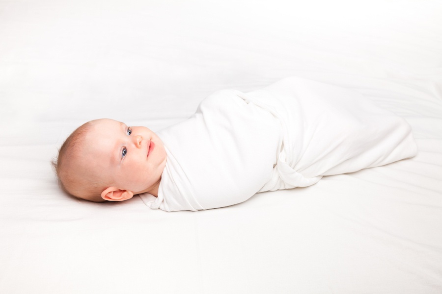 como vestir o bebé para dormir swaddled baby