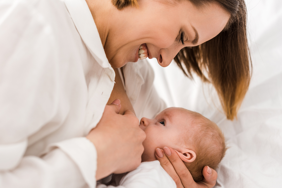 mom breastfeeding during babys wake time