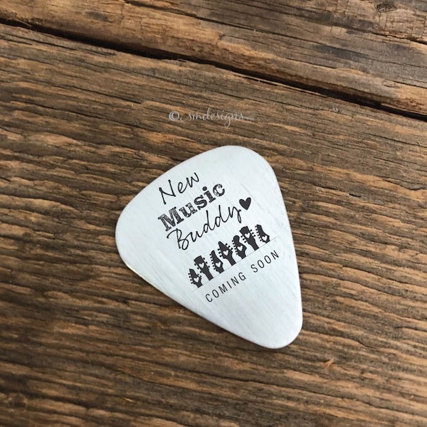 guitar pick to announce pregnancy to family in person