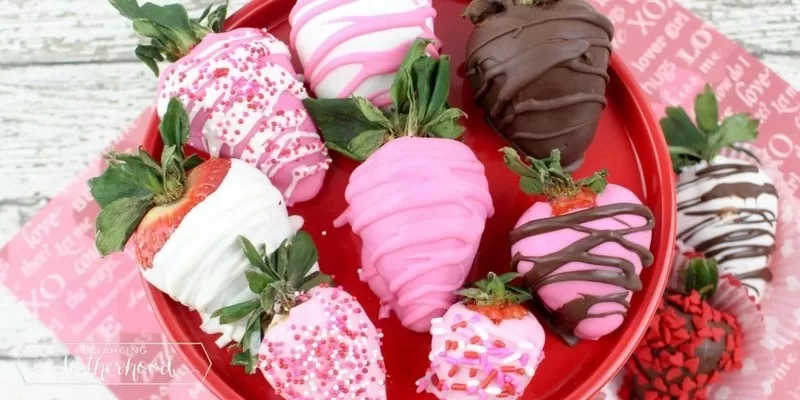 gender reveal food idea - pink decorated chocolate dipped strawberries