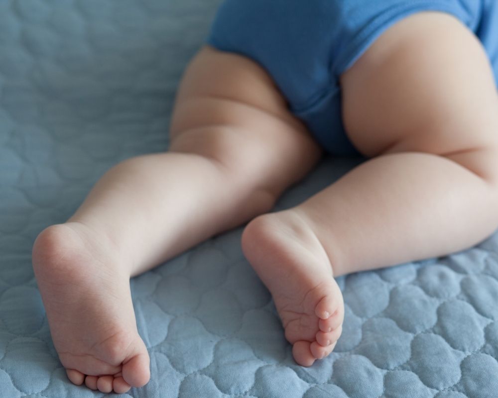 baby feet on mattress