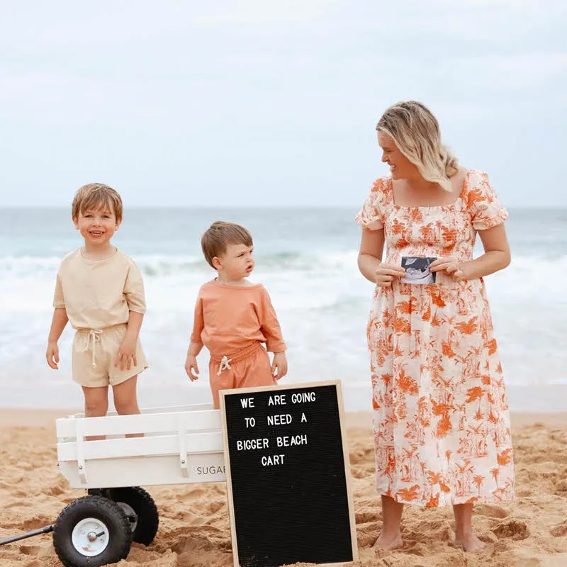 beach pregnancy announcement with siblings