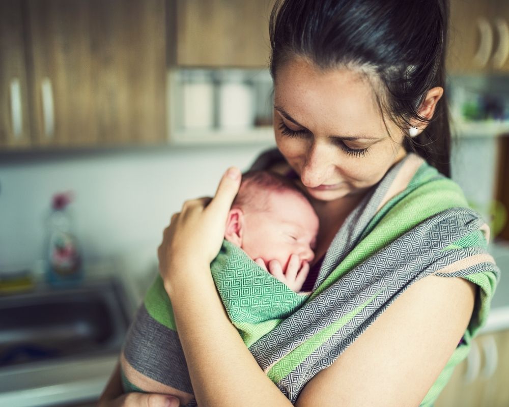 mom wearing newborn to help during witching hour
