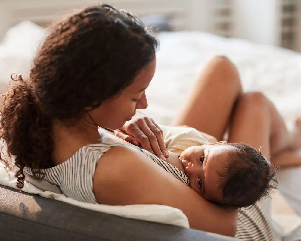 Mother breastfeeding infant before sleep can cause negative sleep association