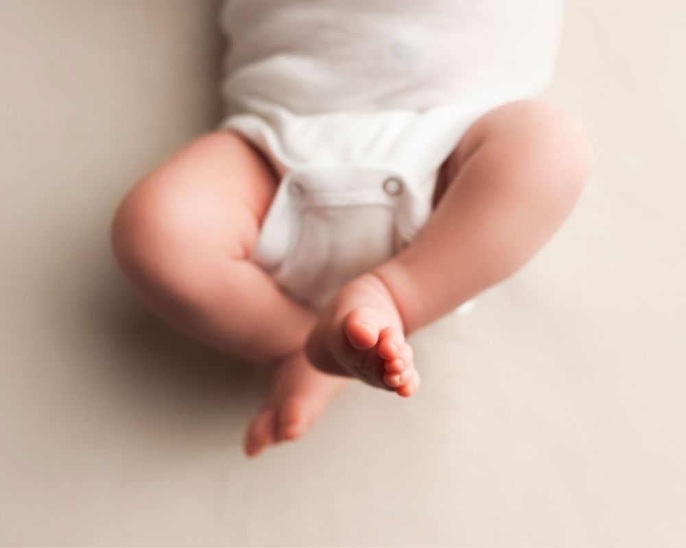 baby's feet - Avoid overheating your newborn when you dress them in summer for sleep